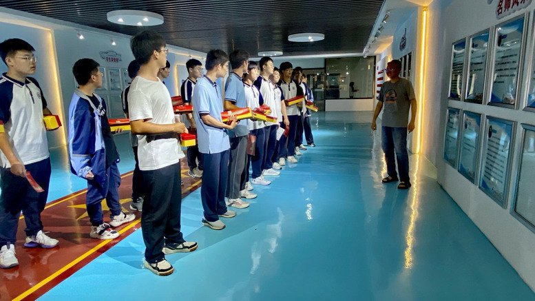 获奖选手参观学院荣誉殿堂