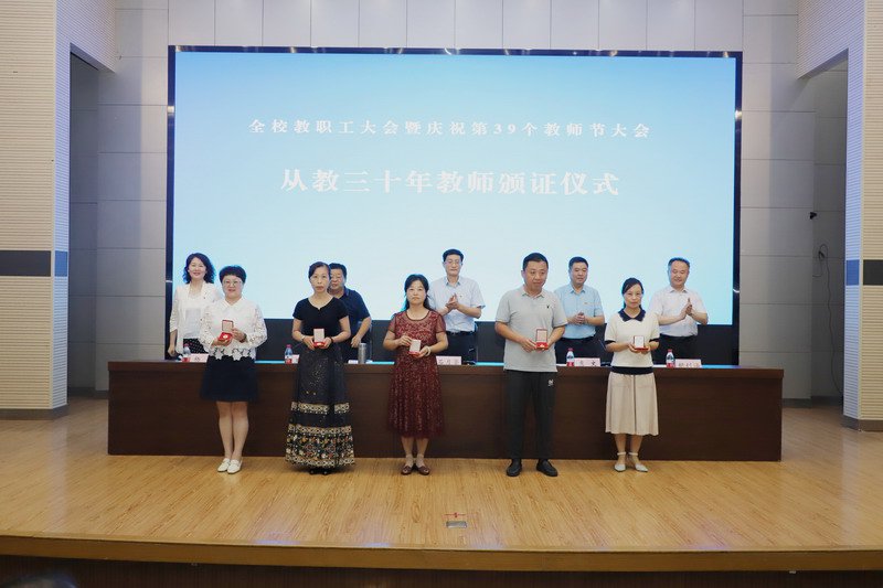 日出水了啊快点使劲动态图