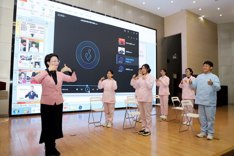 日出水了啊快点使劲动态图