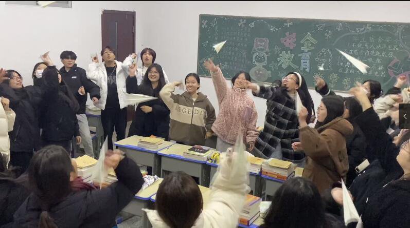 日出水了啊快点使劲动态图