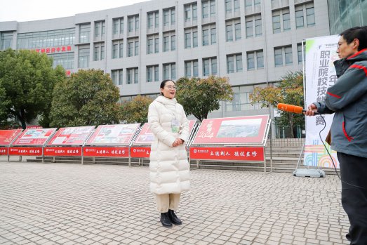 日出水了啊快点使劲动态图