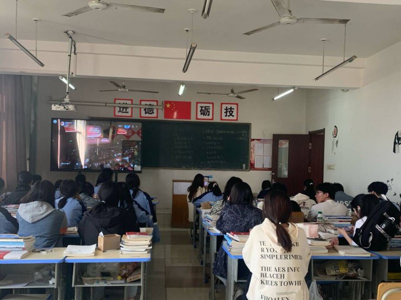 日出水了啊快点使劲动态图