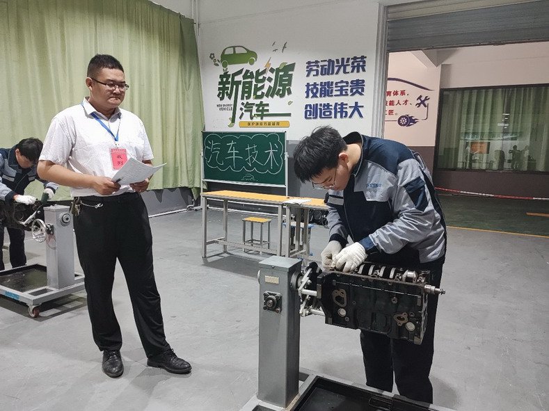 汽车技术赛项选手比赛精彩瞬间