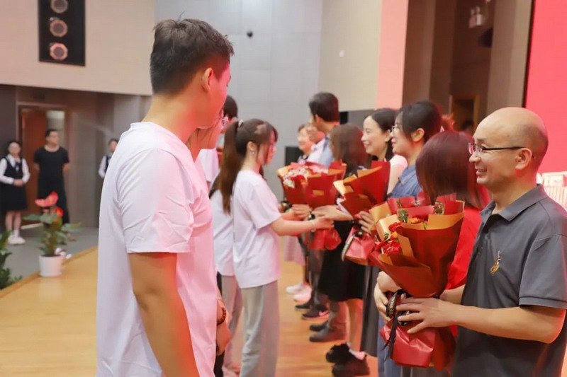 日出水了啊快点使劲动态图