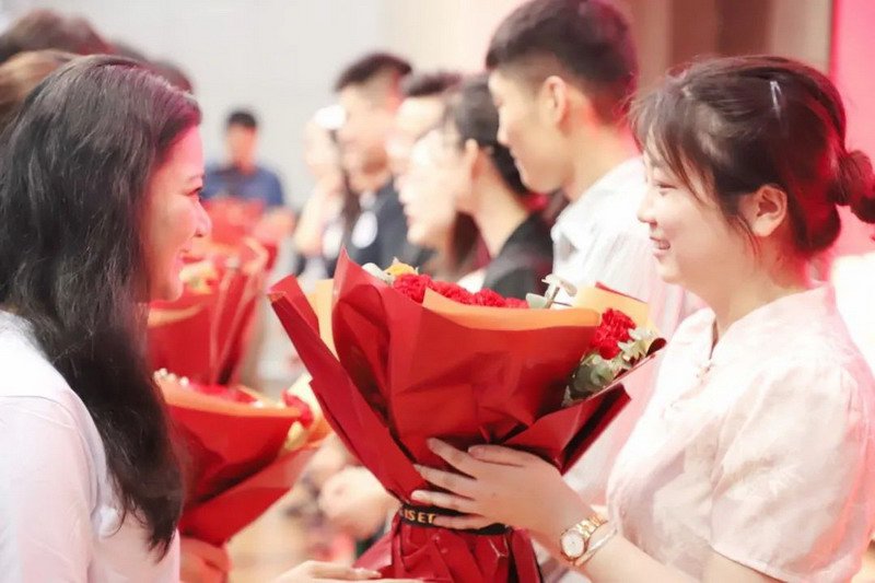 日出水了啊快点使劲动态图