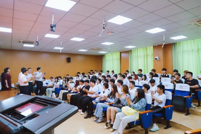 日出水了啊快点使劲动态图