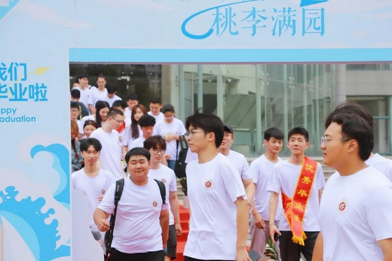 日出水了啊快点使劲动态图