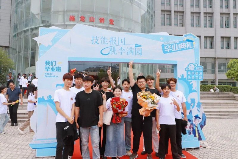 日出水了啊快点使劲动态图