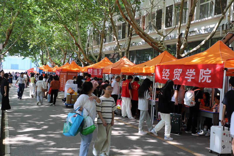 日出水了啊快点使劲动态图