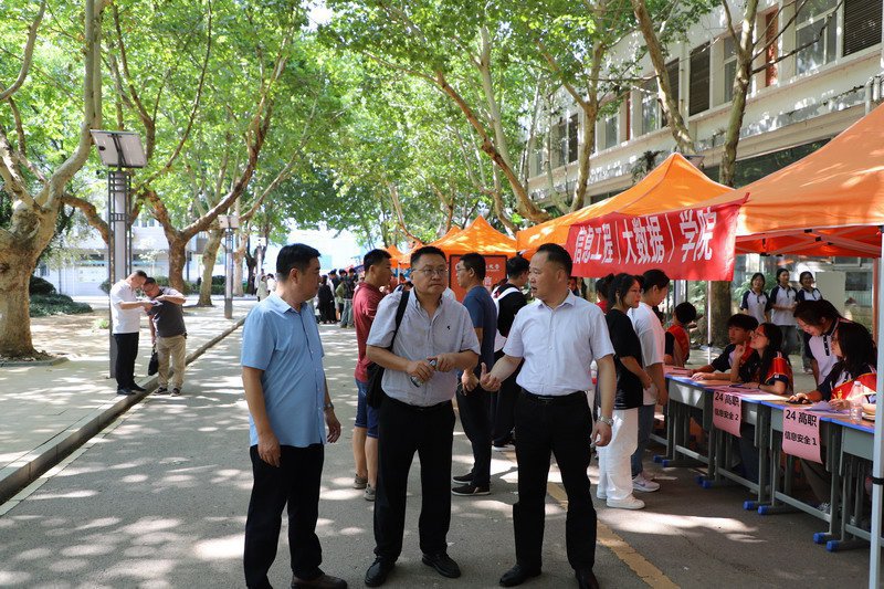 日出水了啊快点使劲动态图