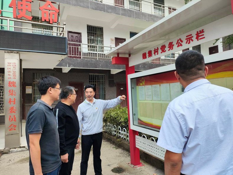 两支部党员就农村发展、学校管理、社区治理等问题进行探讨