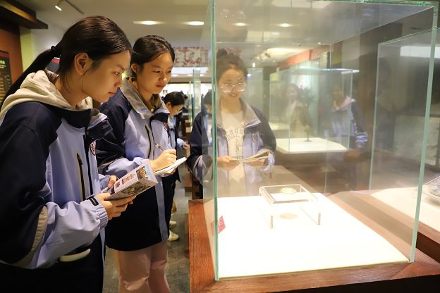 日出水了啊快点使劲动态图