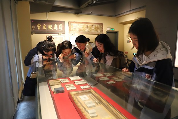 日出水了啊快点使劲动态图