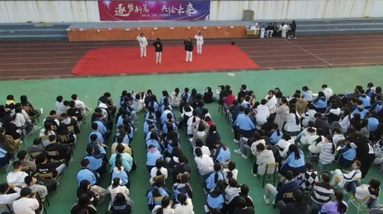 日出水了啊快点使劲动态图