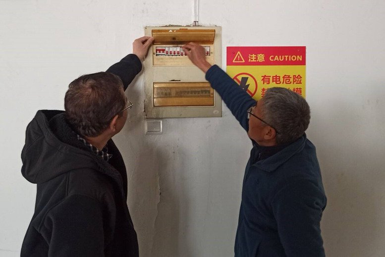 学院实训室管理人员排查安全隐患