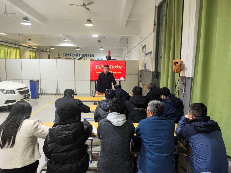 闫军书记代表支部汇报2024年支部工作情况