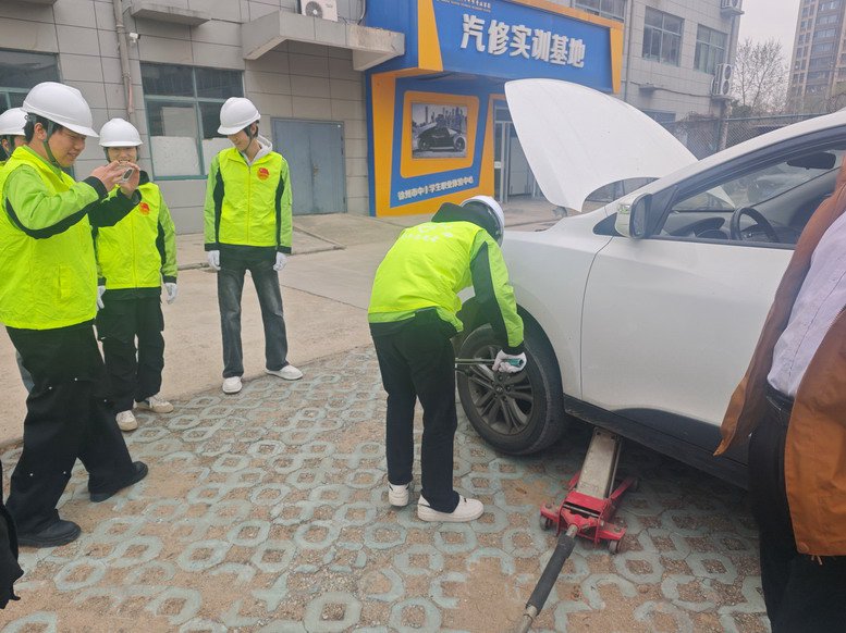 为教职工车辆做轮胎检测