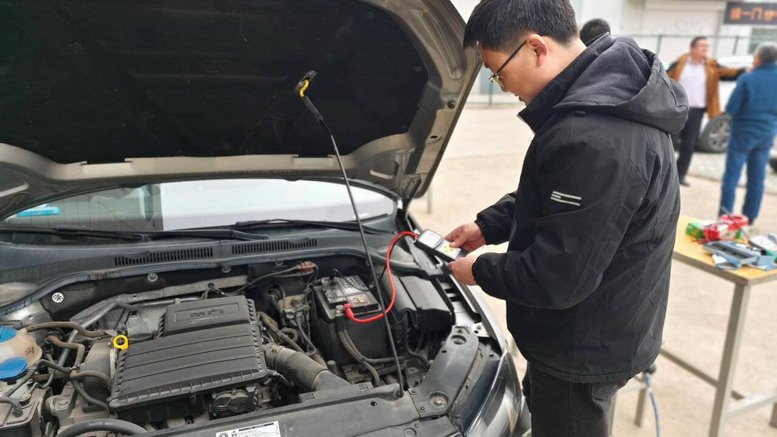 汽车工程学院党员教师为教职工车辆做安全检查