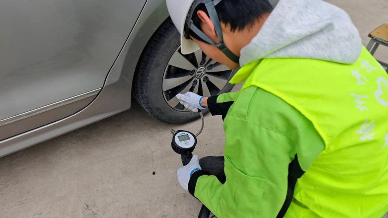 汽车工程学院团支部学生为教职工车辆做胎压检测