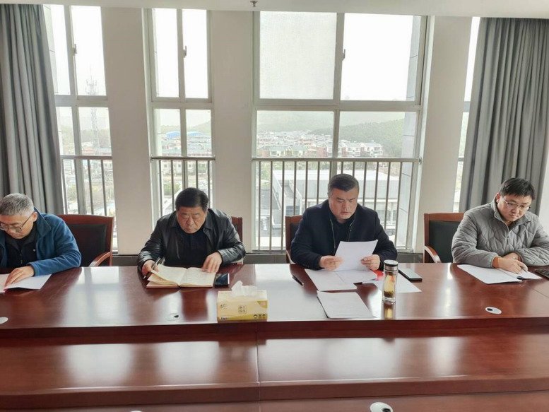 汽车工程学院党支部书记闫军同志主持会议