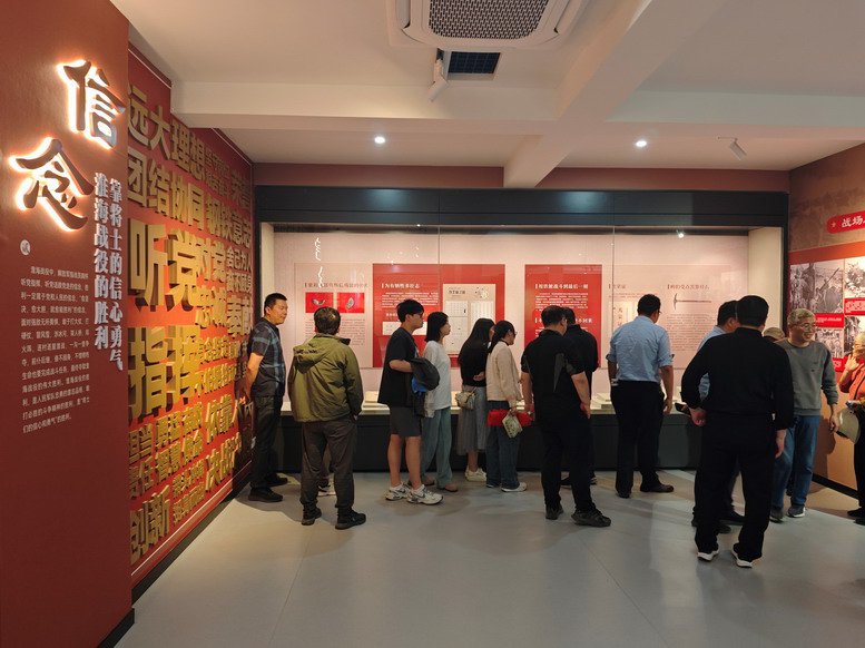 参观《决胜密码》主题淮海战役文物史料展