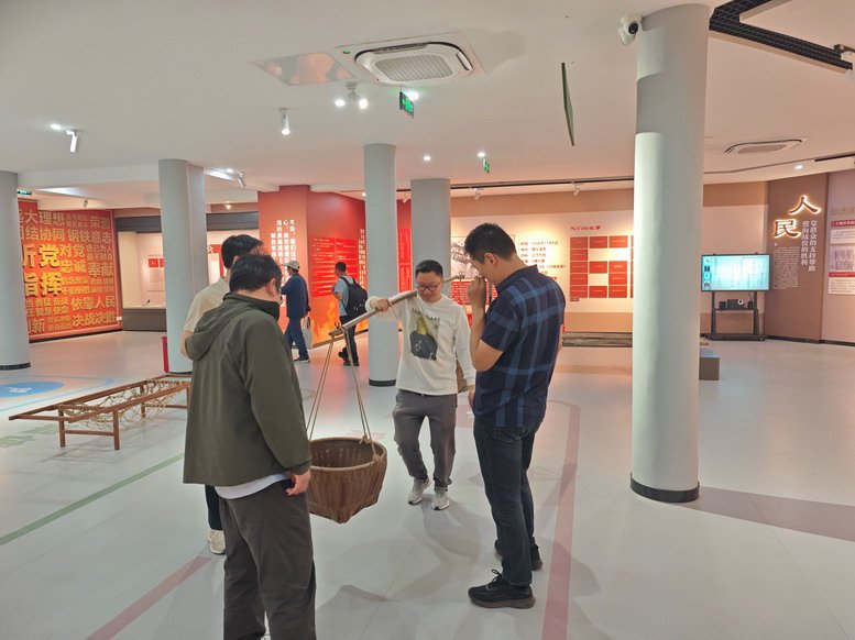 在展馆体验区体验支前活动