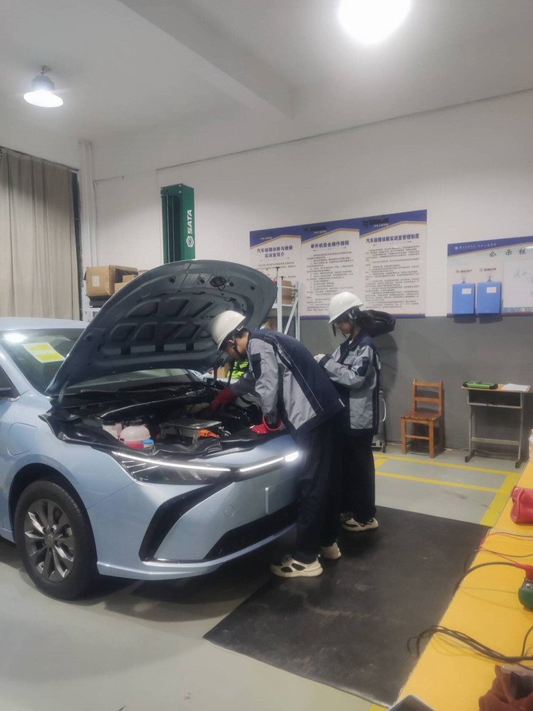 汽车工程学院学生组技能大赛比赛现场