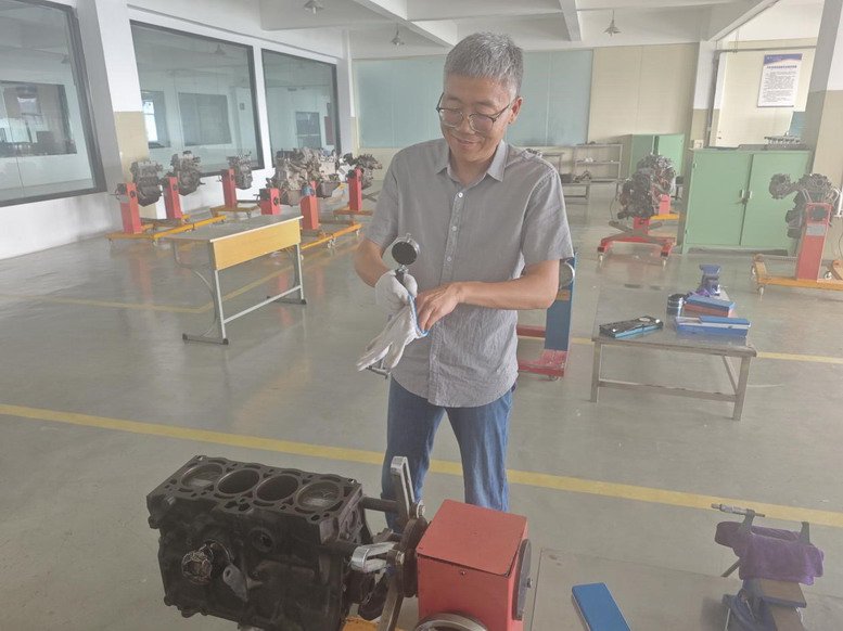 汽车工程学院开展“劳动育人,党员示范”活动