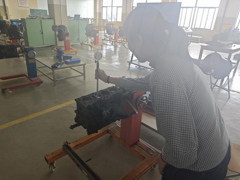 汽车工程学院党员示范操作