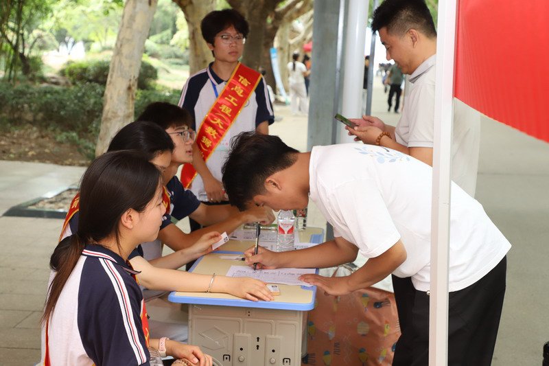 日出水了啊快点使劲动态图