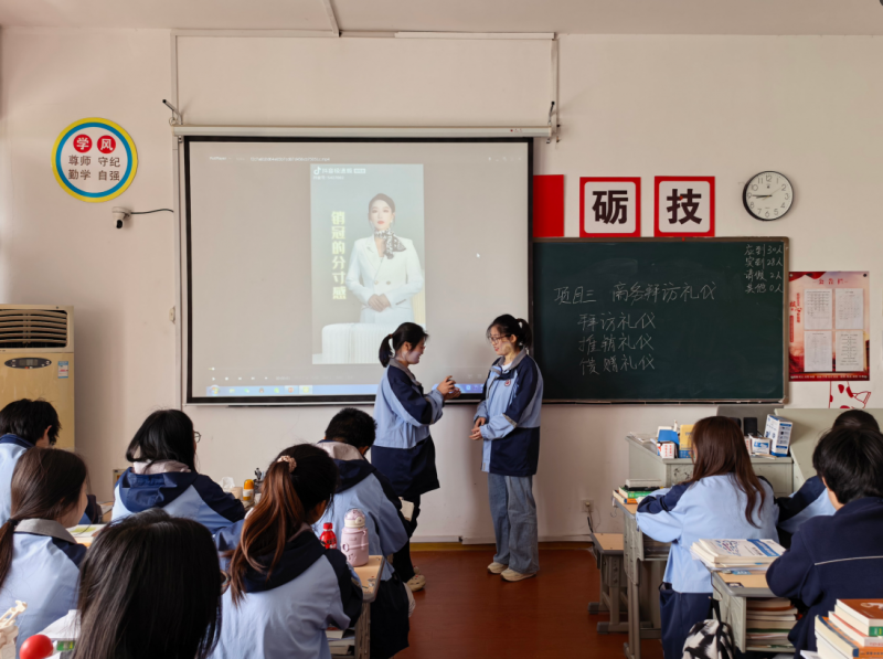 日出水了啊快点使劲动态图