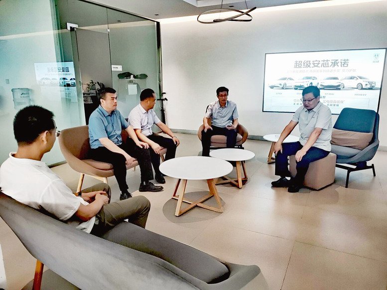 与企业负责人座谈交流