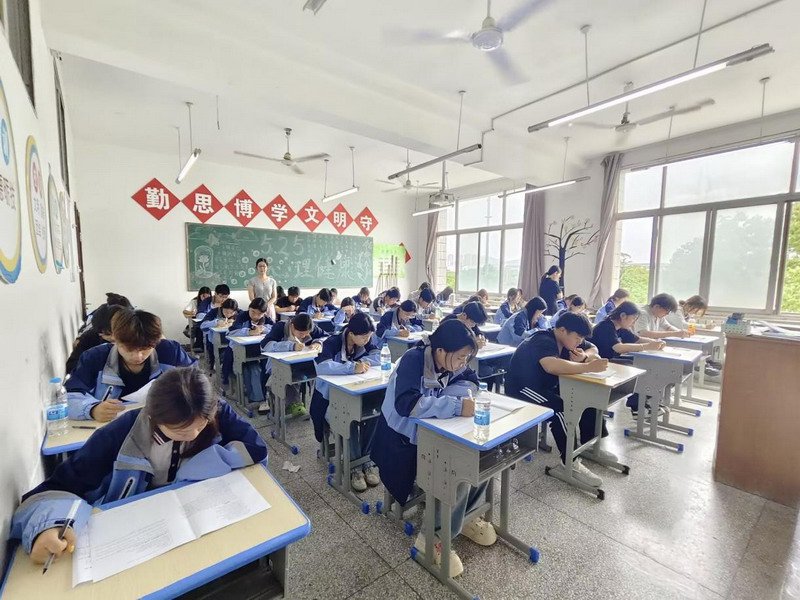 日出水了啊快点使劲动态图