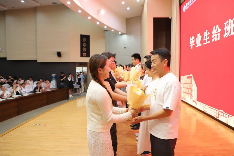 日出水了啊快点使劲动态图