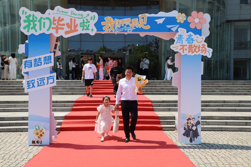 日出水了啊快点使劲动态图